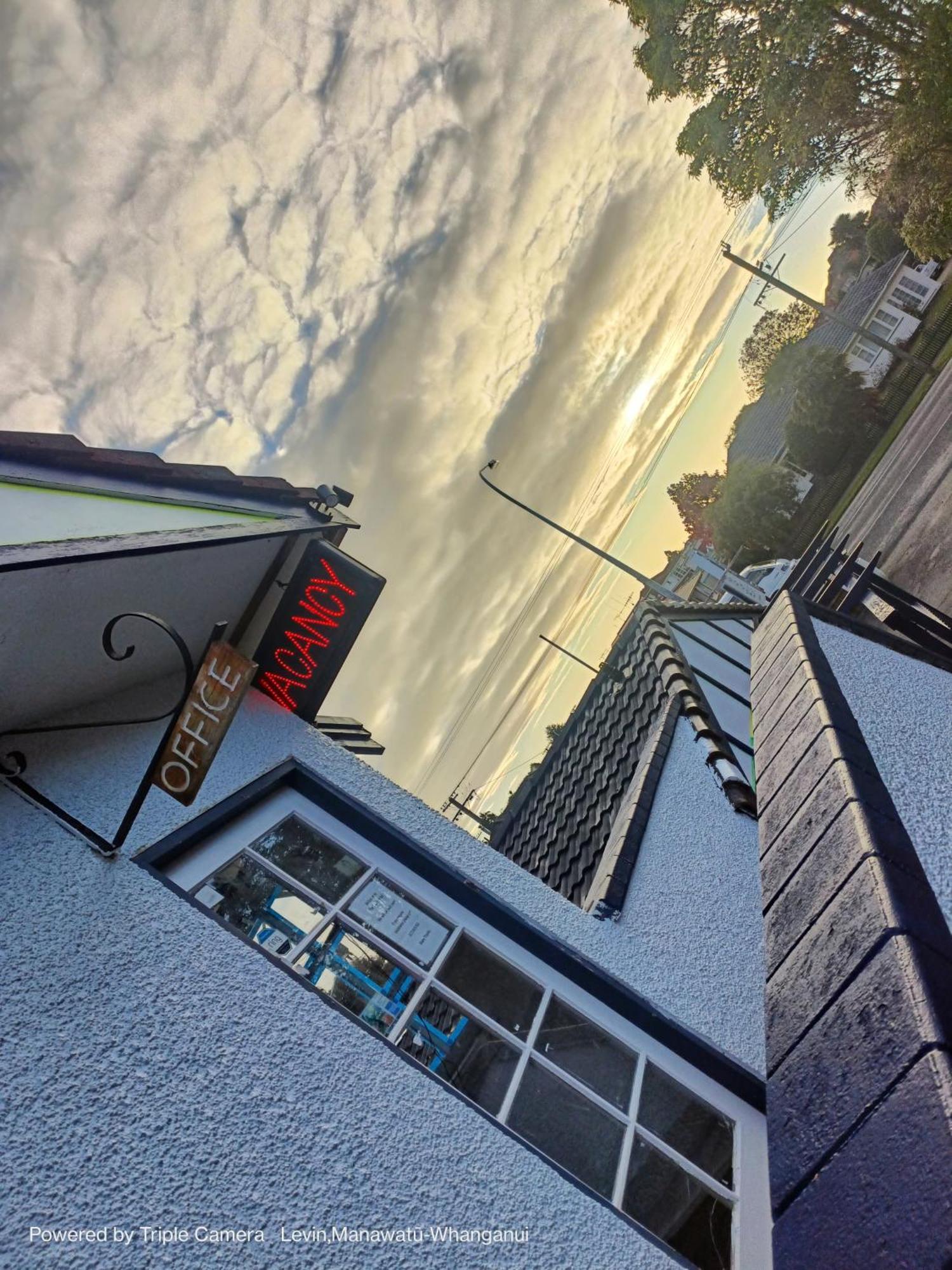 The Cave Motel Levin Exterior foto